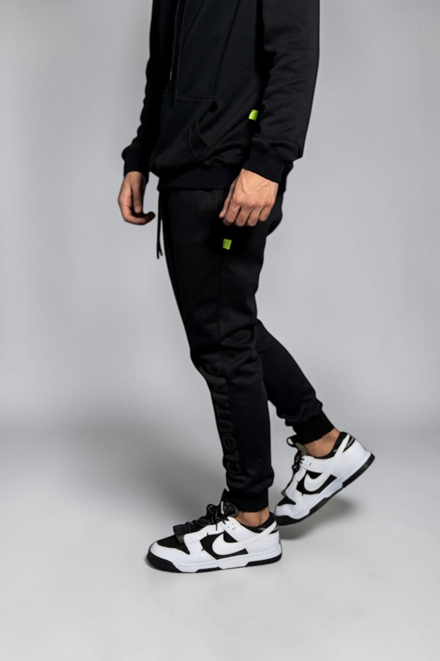 JOGGER BLACK ON BLACK