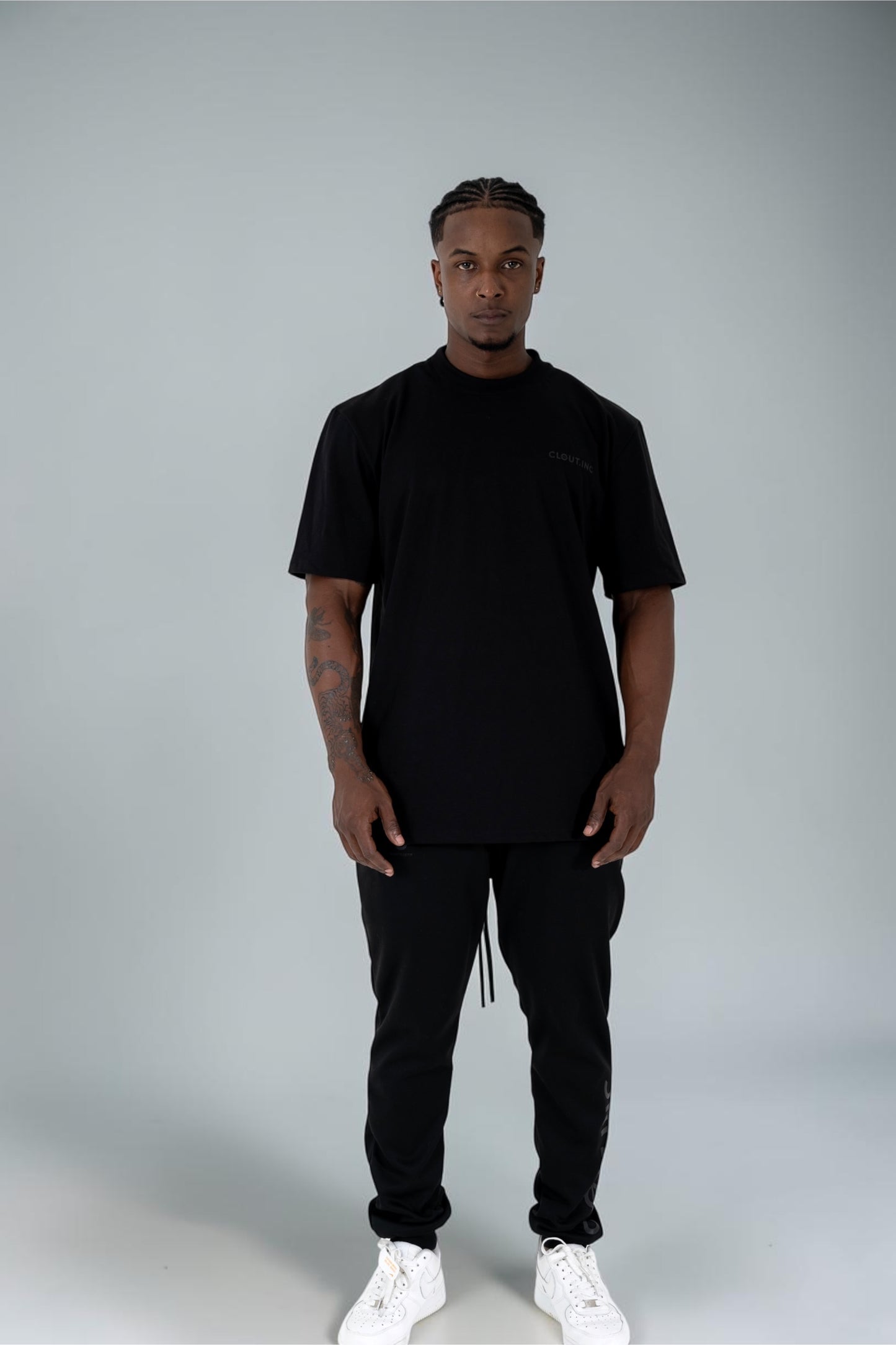 BASIC BLACK TEE