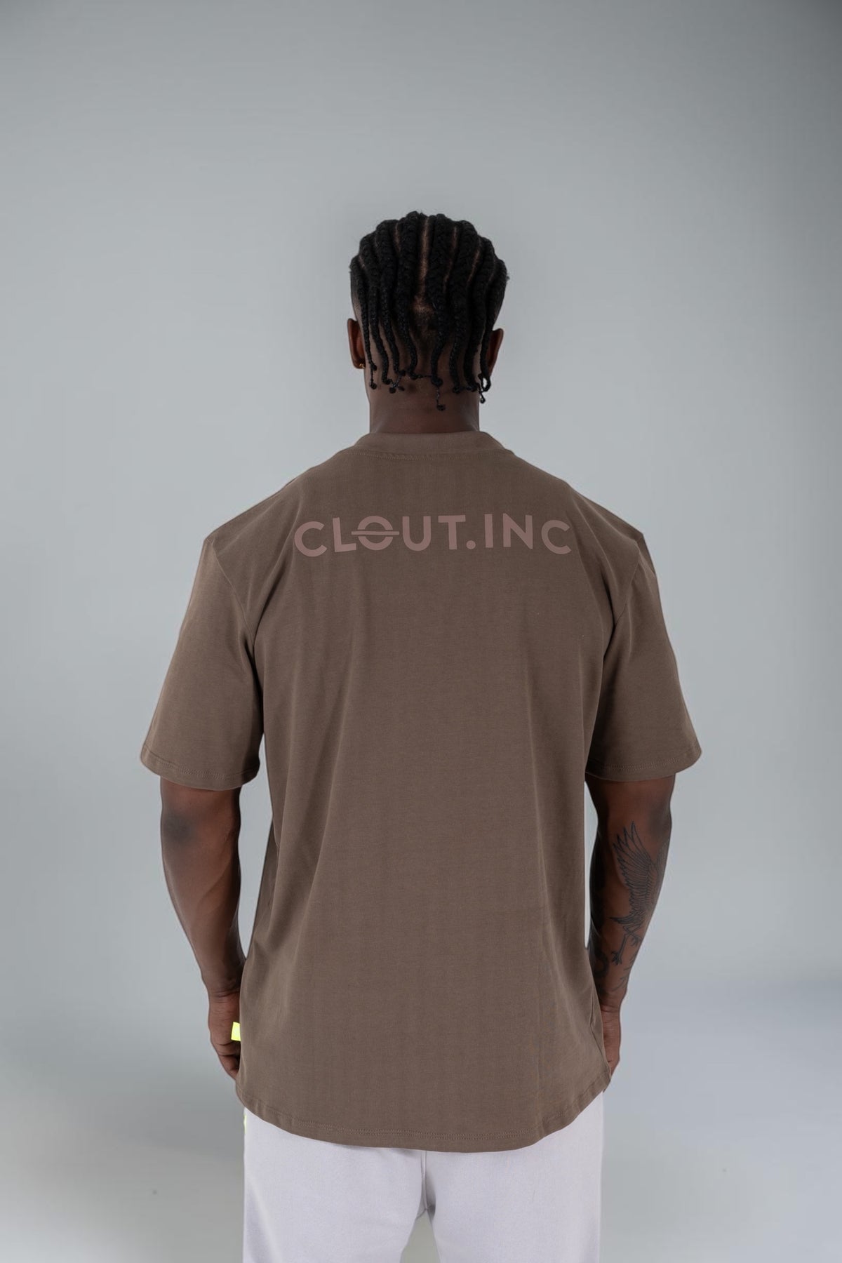 Camiseta Basic Brown tono chocolate streetwear CLOUT.INC